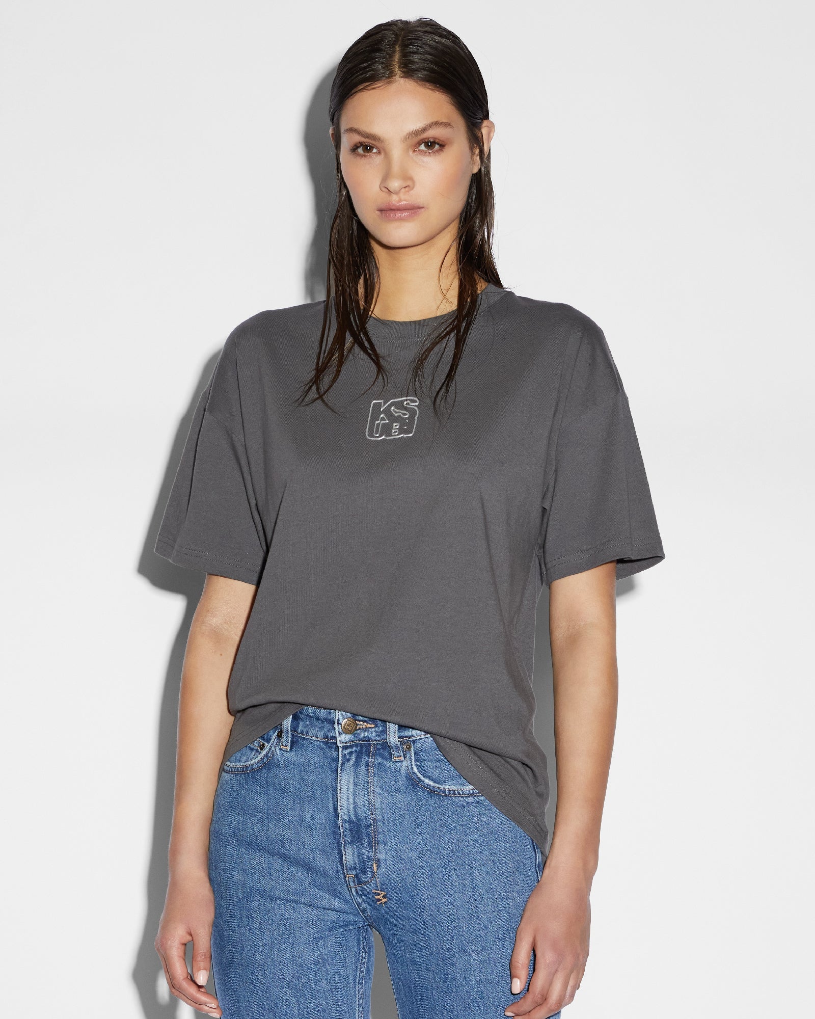 STACKED OH G SS TEE CHARCOAL - Image 4
